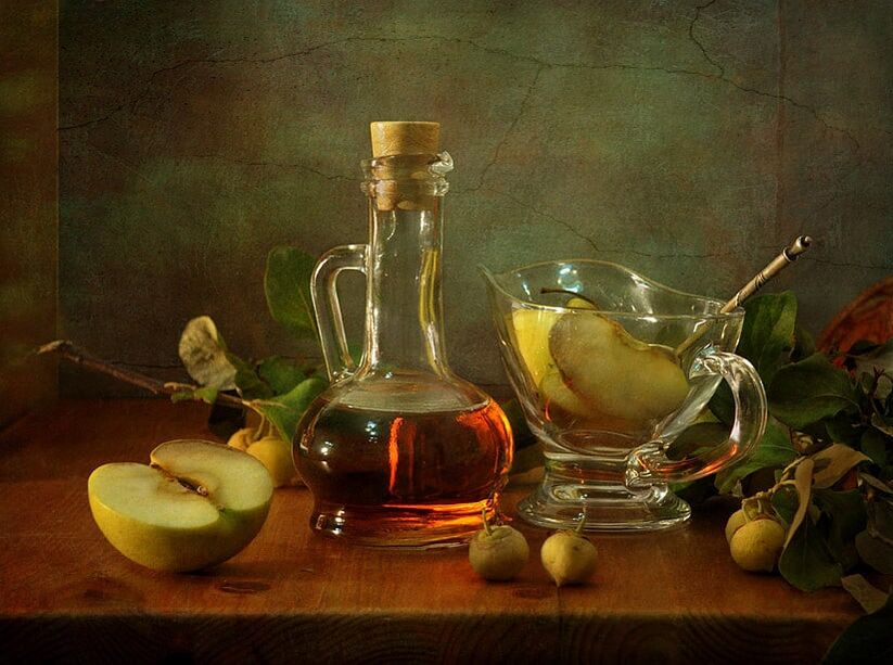 Cuka sari epal semulajadi akan membantu anda menghilangkan urat varikos di kaki anda. 
